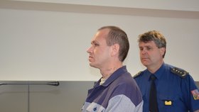 Marek Kovařík nabral policistu svatebčana na kapotu a několik desítek metrů s ním ujížděl, než ho shodil