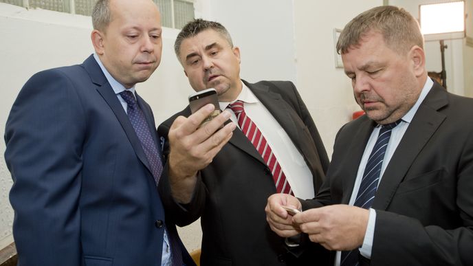 Bývalí poslanci ODS Marek Šnajdr (vlevo), Petr Tluchoř (vpravo) a Tomáš Úlehla (uprostřed) jako předvolaní svědci čekají na chodbě soudu.