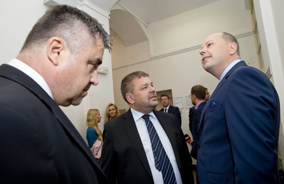Jako svědci byli předvoláni bývalí poslanci ODS Marek Šnajdr (vpravo), Petr Tluchoř (uprostřed) a Tomáš Úlehla (vlevo).