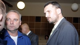Policista Křipský (vpravo) žalovaný v souvislosti s Toflovým gangem je nevinný! Ve vězení strávil téměř 3 roky.