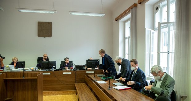 Obvodní soud pro Prahu 7 řeší pád trojské lávky v roce 2017. Státní zástupce obžaloval projektanta lávky Jiřího Stráského a bývalého šéfa oddělení mostů TSK Antonína Semeckého.