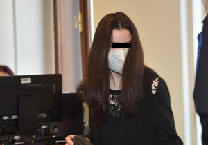 Veronika L. (37) se u Krajského soudu v Plzni zpovídá z týrání svého syna (4 měsíce). Měla mu podle obžaloby zpřelámat ruce a poškodit mozek.