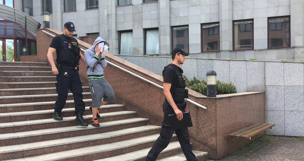 Místo grilovačky jde za mříže! Lubomír (27), který znásilnil cyklistku, skončil ve vazbě