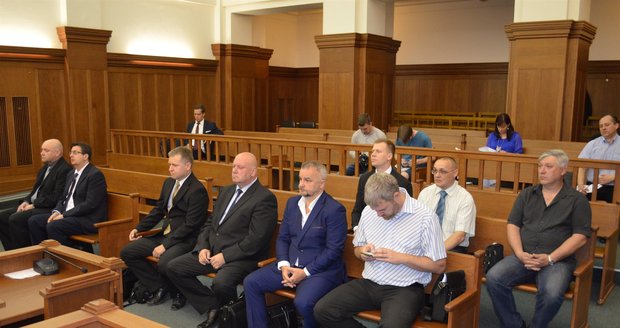 K soudu dorazilo devět obžalovaných. Ostatní čtyři souhlasili, aby případ rozplétali bez nich.
