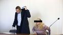 Obžalovaná Petra Š. u Obvodního soudu pro Prahu 5. Obžalovaná Petra Š. u Obvodního soudu pro Prahu 5.