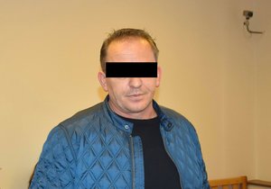 Kosovský Albánec Albert A. měl podle obžaloby zastřelit družku před očima malého synka.