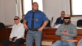 Aleš Š. (vpravo) a Martin N. u Krajského soudu v Plzni, podle obžaloby měli v roce 2008 za autem usmýkat mladého muže. (červen 2019)
