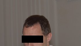 Bývalý policista Martin N. u Krajského soudu v Plzni, podle obžaloby měl v roce 2008 s kumpánem za autem usmýkat mladého muže.