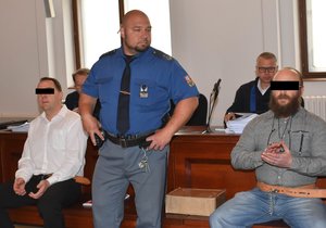 Aleš Š (vpravo) a Martin N. u Krajského soudu v Plzni, podle obžaloby měli v roce 2008 za autem usmýkat mladého muže.