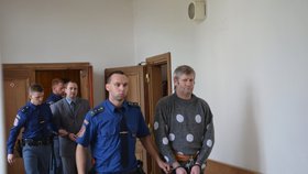Krajský soud v Praze začal 5. dubna projednávat případ Jiřího Bureše, Jiřího Pelce, Petra Vitouše a Davida Zelenky, čtyř mužů obviněných z loňské vraždy bezdomovce v Rakovníku. Vlevo je David Zelenka.