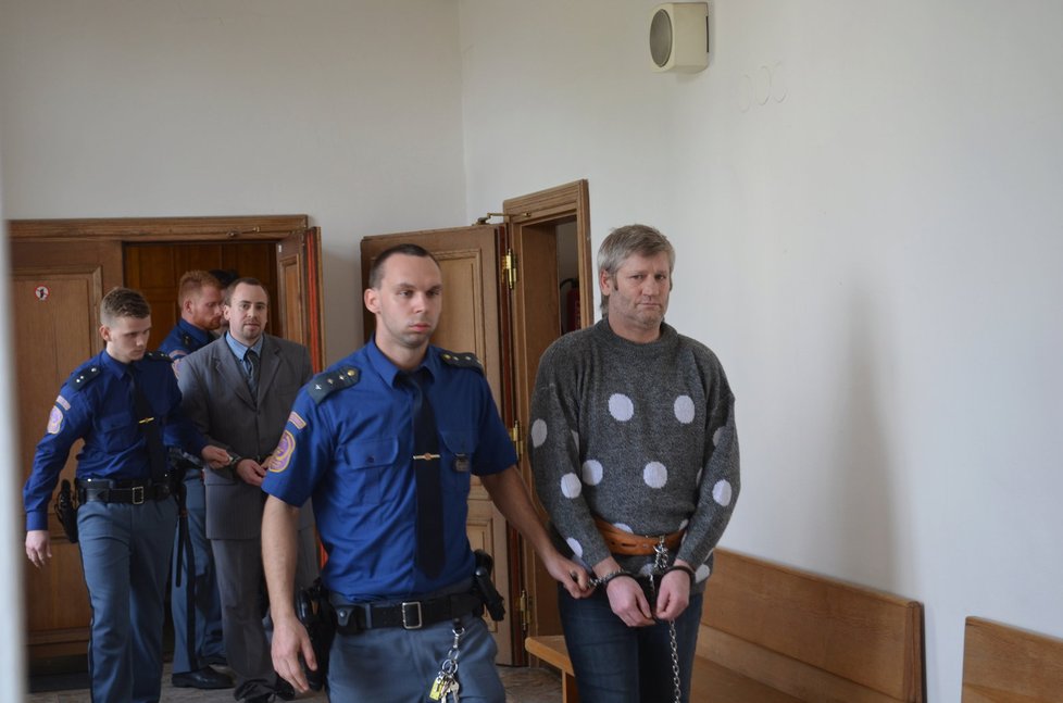 Krajský soud v Praze začal 5. dubna projednávat případ Jiřího Bureše, Jiřího Pelce, Petra Vitouše a Davida Zelenky, čtyř mužů obviněných z loňské vraždy bezdomovce v Rakovníku. Vlevo je David Zelenka.