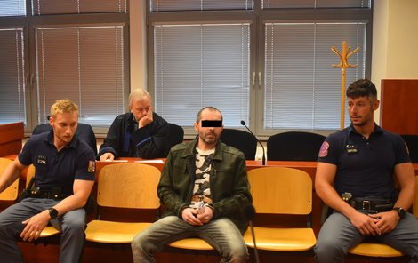 Na lavici obžalovaných se Jiří A. T. rozvalil jako na gauči. Na lavici obžalovaných se Jiří A. T. rozvalil jako na gauči.