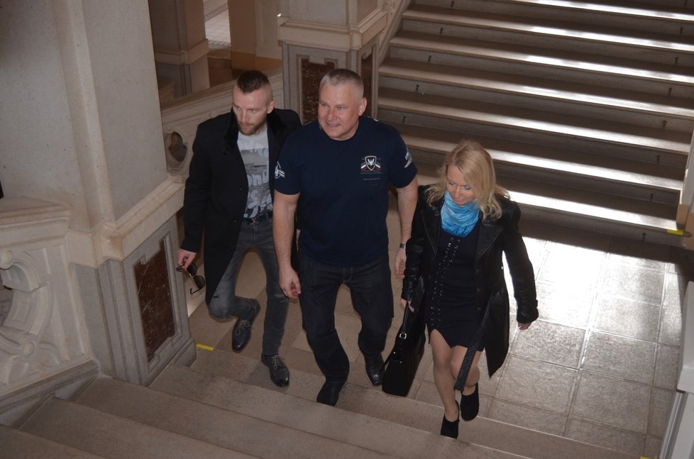 Jiří Kajínek přichází k brnšnskému soudu jako svědek v případu pokusu o vraždu pornokrále.
