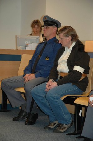 Krajský soud odsoudil Vlastimila Novotného za vraždu bratra a švagrové na 15 let do vězení s ostrahou.