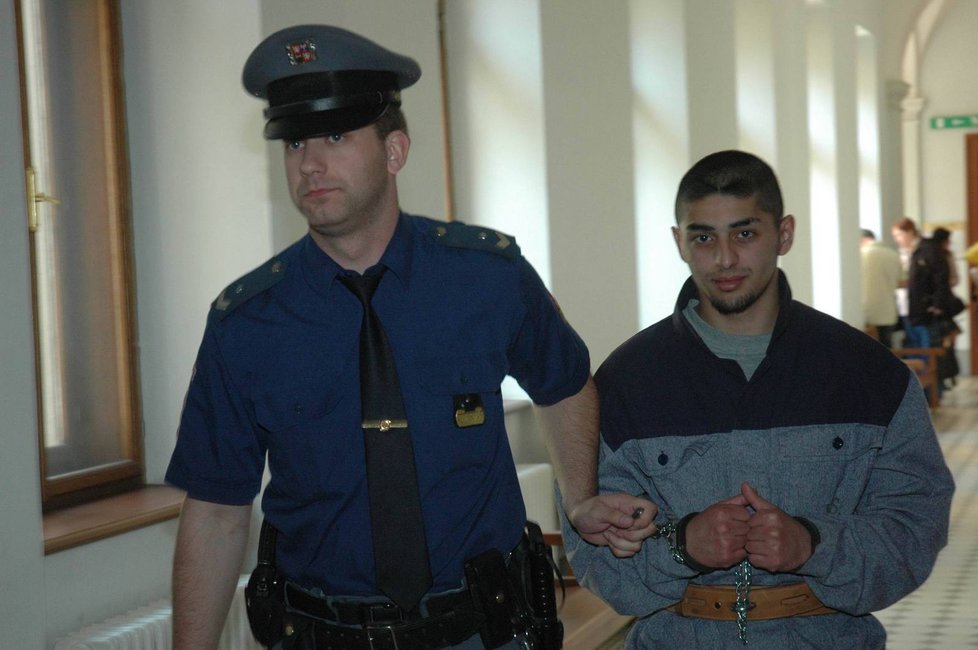 Patrik Konya (21) dostal výjimečný trest 25 let vězení. Umlátil svého otce kladivem a sekerou a pak ho okradl.