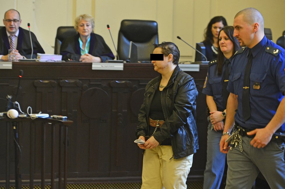 Soud, den první: Obžalovaná Michelle S. u soudu