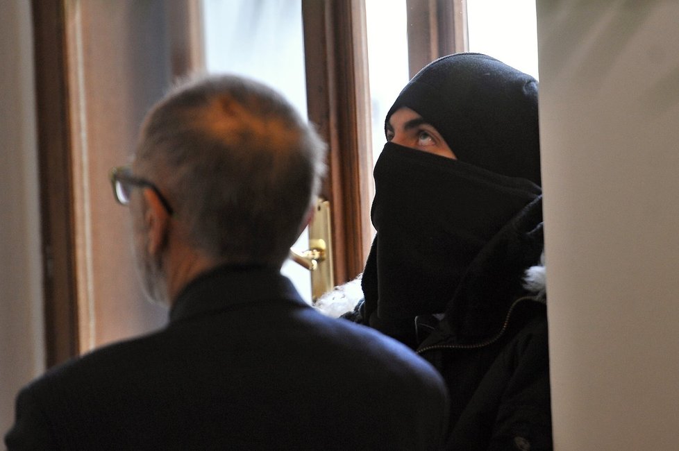 U Krajského soudu v Plzni začalo 9. února hlavní líčení se dvěma muži, kteří jsou obžalovaní z pokusu vraždy. Oba svou tvář skrývali pod kuklami.