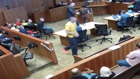 Obžalovaný muž utekl od soudu tak, že skočil přes zábradlí schodiště. Policie ho stejně zadržela