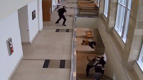 Obžalovaný muž se snažil utéct od soudu, přeskočil zábradlí schodiště