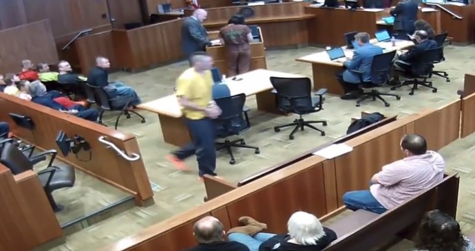 Obžalovaný muž utekl od soudu tak, že skočil přes zábradlí schodiště. Policie ho stejně zadržela