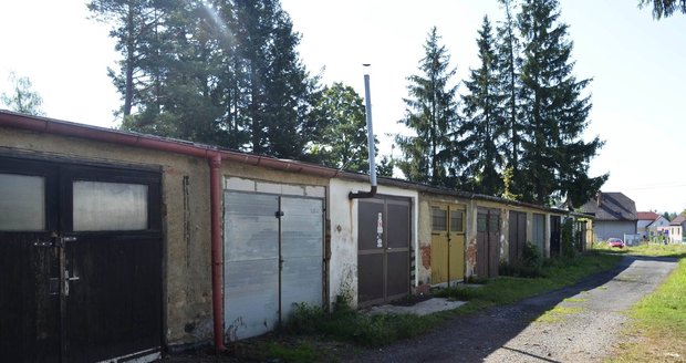 V těchto řadových garážích v Klatovech se mělo znásilnění a loupež odehrát.