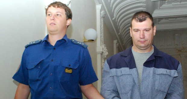 Eskorta přivedla Jiřího Valachoviče z vězení, kde pyká za krádež a poškozování cizí věci