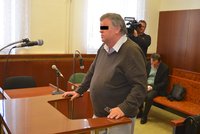 Exekutor Čeněk plakal u soudu: Z dlužníků měl dostat sedm milionů a peníze si nechat