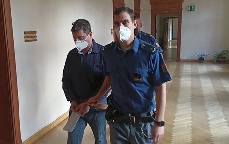 Milan Burnek, který vykrádání aut organizoval, si odpyká osm let ve vězení.