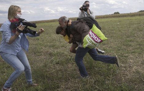 Kameramanka při natáčení reportáže o migrantech jednoho z nich srazila k zemi, do dalších měla kopat.