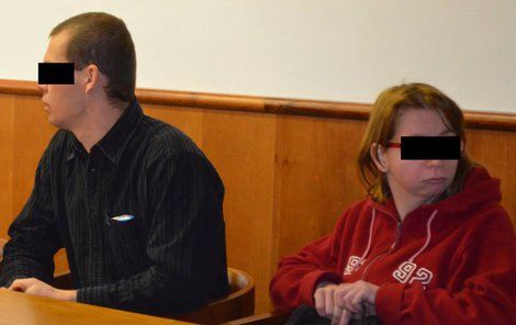 Roman R. si má odsedět čtyři roky ve vězení. Žena, kvůli které se incident stal, sedí vedle něj.