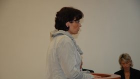 Neuroložka Hana Sýkorová tvrdila, že dívenku vyšetřila i na stole. Matka ale tvrdí, že ji měla celou dobu v náručí!