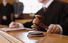 Právník líbal a osahával asistentku: Soud potvrdil tříletou podmínku!