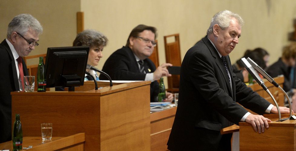 Miloše Zemana už řešili dokonce na veřejném jednání senátoři.