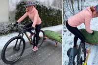 Gábina Soukalová zase riskuje: Pro stromeček jela po ledovce na kole!
