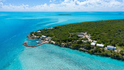 Hummingbird Cay náleží k tropickým Bahamám. Ostrov je obklopen křišťálově čistou vodou, může se pochlubit vlastní dlouhou pláží s bílým pískem, dvěma menšími plážemi a báječným rybařením i potápěním v okolí. Součástí je i hlavní dům a další chatky pro hosty. To vše za 35 milionů dolarů (783 mil. Kč).