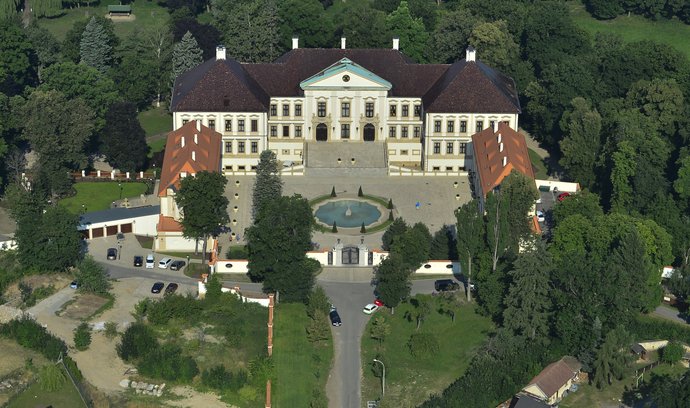 Zámek Koloděje byl vystavěn v 16. století na místě původního hradu. Za totality tu byla škola SNB a později i vězení. Po revoluci se tu dohadovala kupónová privatizace a konaly se tu vládní výjezdní zasedání. Poté soudy přiřkly vlastnictví potomkovi původního majitele, jemuž byl zámek neoprávněně zkonfiskován na základě Benešových dekretů. V roce 2010 od něj pak zámek koupil za čtvrt miliardy spolumajitel Třineckých železáren Tomáš Chrenek. Dnes je nepřístupný veřejnosti.
