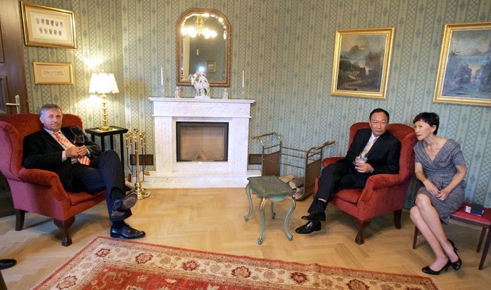 Tchaj-wanský miliardář Terry Gou s Mirkem Topolánkem.