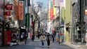 V Soulu v Jižní Koreji začalo jaro, lidé stále nosí roušky (22. 3. 2020)