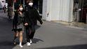 V Soulu v Jižní Koreji začalo jaro, lidé stále nosí roušky (22. 3. 2020)