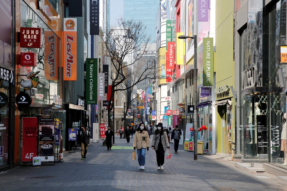 V Soulu v Jižní Koreji začalo jaro, lidé stále nosí roušky. (22. 3. 2020)