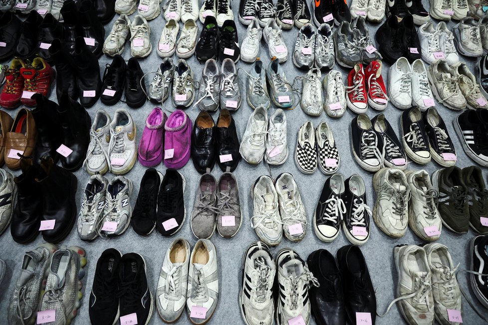 Vyrovnané boty obětí tragédie v Soulu.