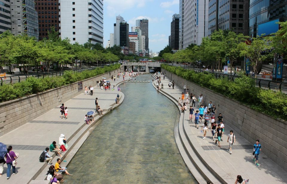 Soul vybudoval pro potok Cheonggyecheon nové koryto, ochlazuje chodce.