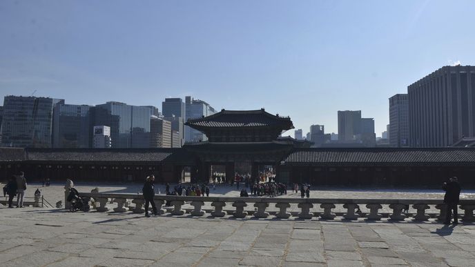 KRÁLOVSKÝ PALÁC. Jednou z hlavních pamětihodností Soulu je Královský palác Kjonbokun z konce 14. století, který dřívější vládnoucí dynastie obývala do roku 1910, kdy Koreu začalo na dalších 35 let okupovat Japonsko. Dnes je rozsáhlý areál s desítkami větších i menších staveb obklopen mrakodrapy, lze se však díky tomu k němu dostat pohodlně metrem.
