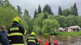 Šest vodáků záchranáři zachraňovali z rozvodněné Vltavy u Soumarského rašeliniště.