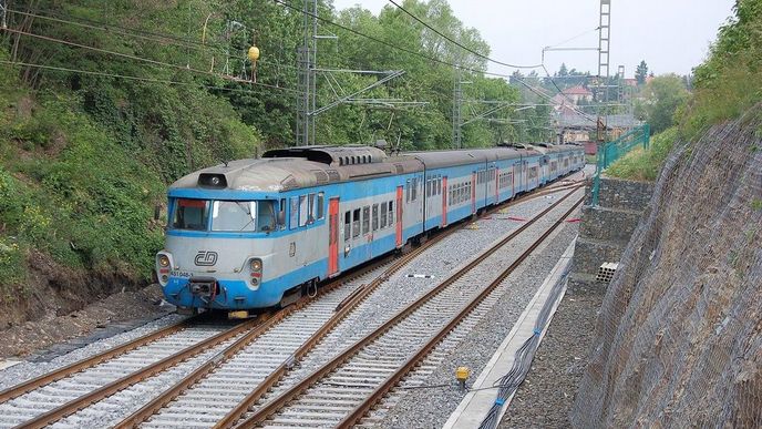 Souprava dvou čtyřvozových elektrických jednotek 451 u Říčan.