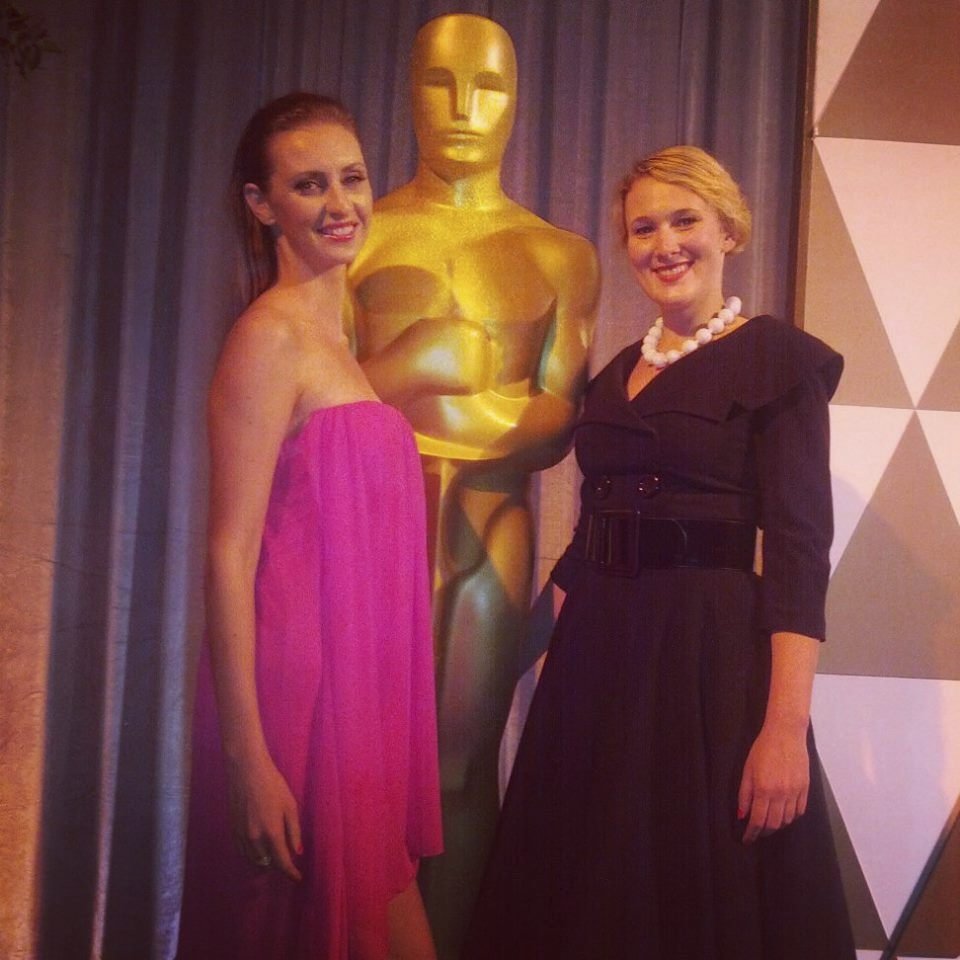Lenka s kamarádkou u sochy Oscara