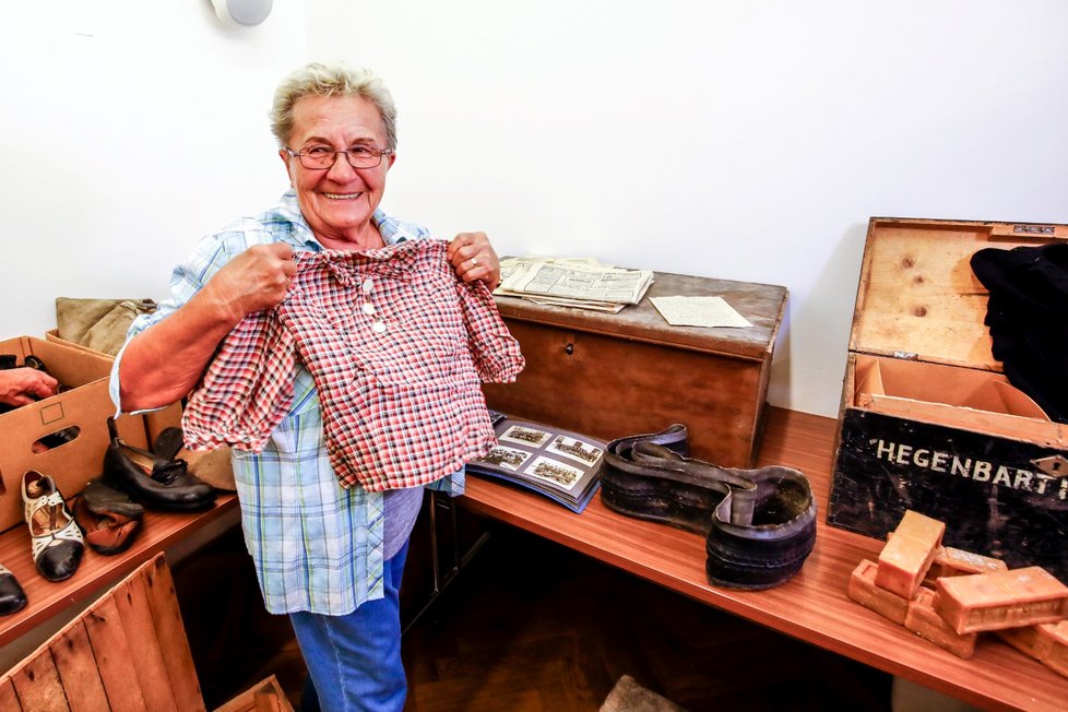 Po třiasedmdesáti letech spatřili 11. května 2018 sourozenci Hegenbarthovi věci, které na konci války ukryli pod podlahu domu v Roztokách poblíž Ústí nad Labem jejich rodiče