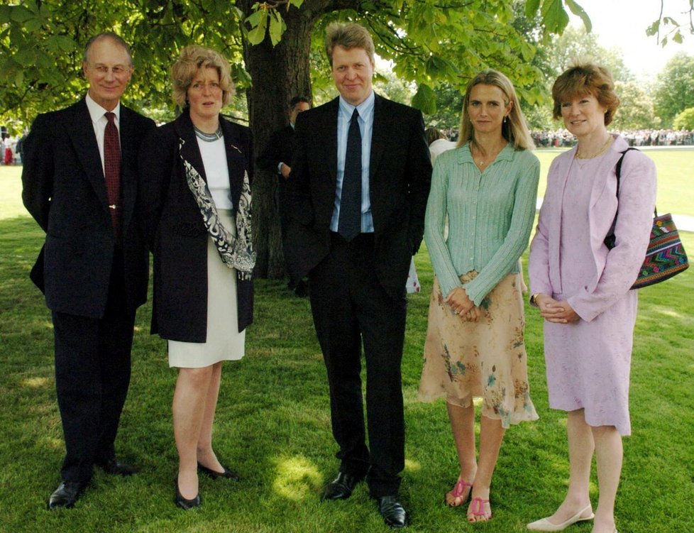 Sourozenci princezny Diany: Lady Sarah McCorquodaleová, Lady Jane Fellowesová a hrabě Charles Spencer