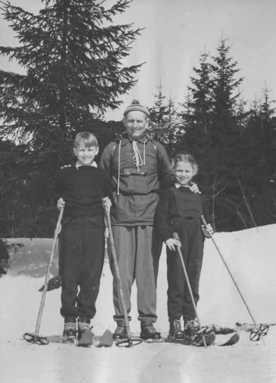 Eva a Pavel s tatínkem na lyžích.