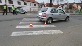 Na tomto místě v Husinci dívka duchapřítomně odstrčila mladšího brášku před autem, které vjelo na přechod.